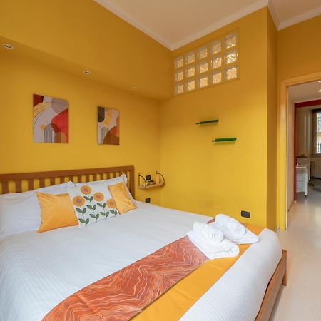 Xenia Apartments - Colorful Apartment In Fiera Area Milan Bagian luar foto